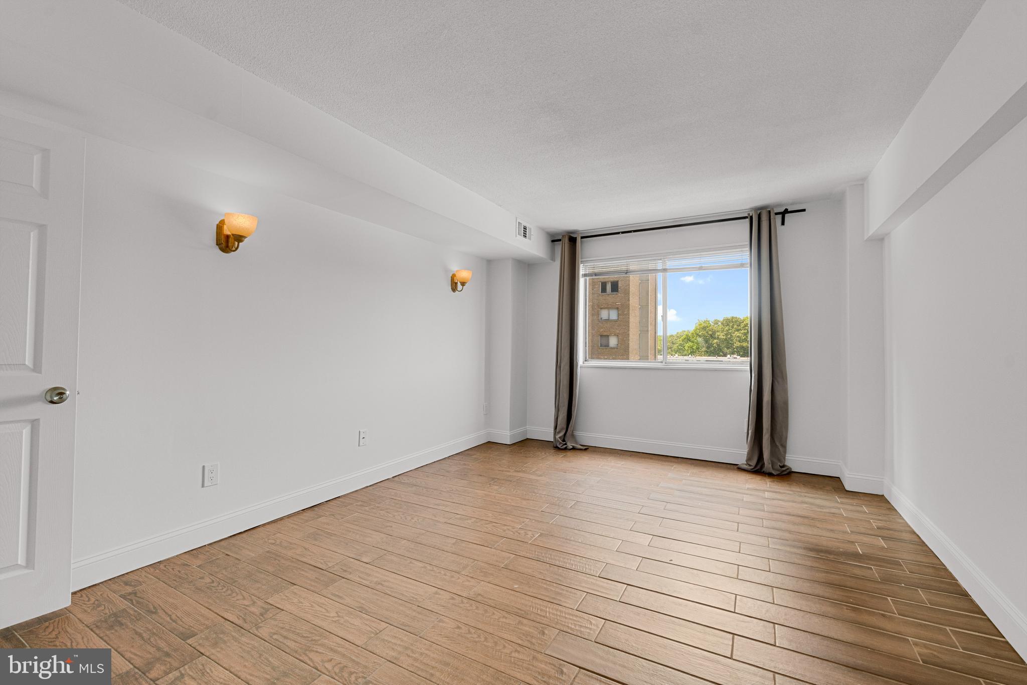 PRESIDENTIAL TOWERS - Residential