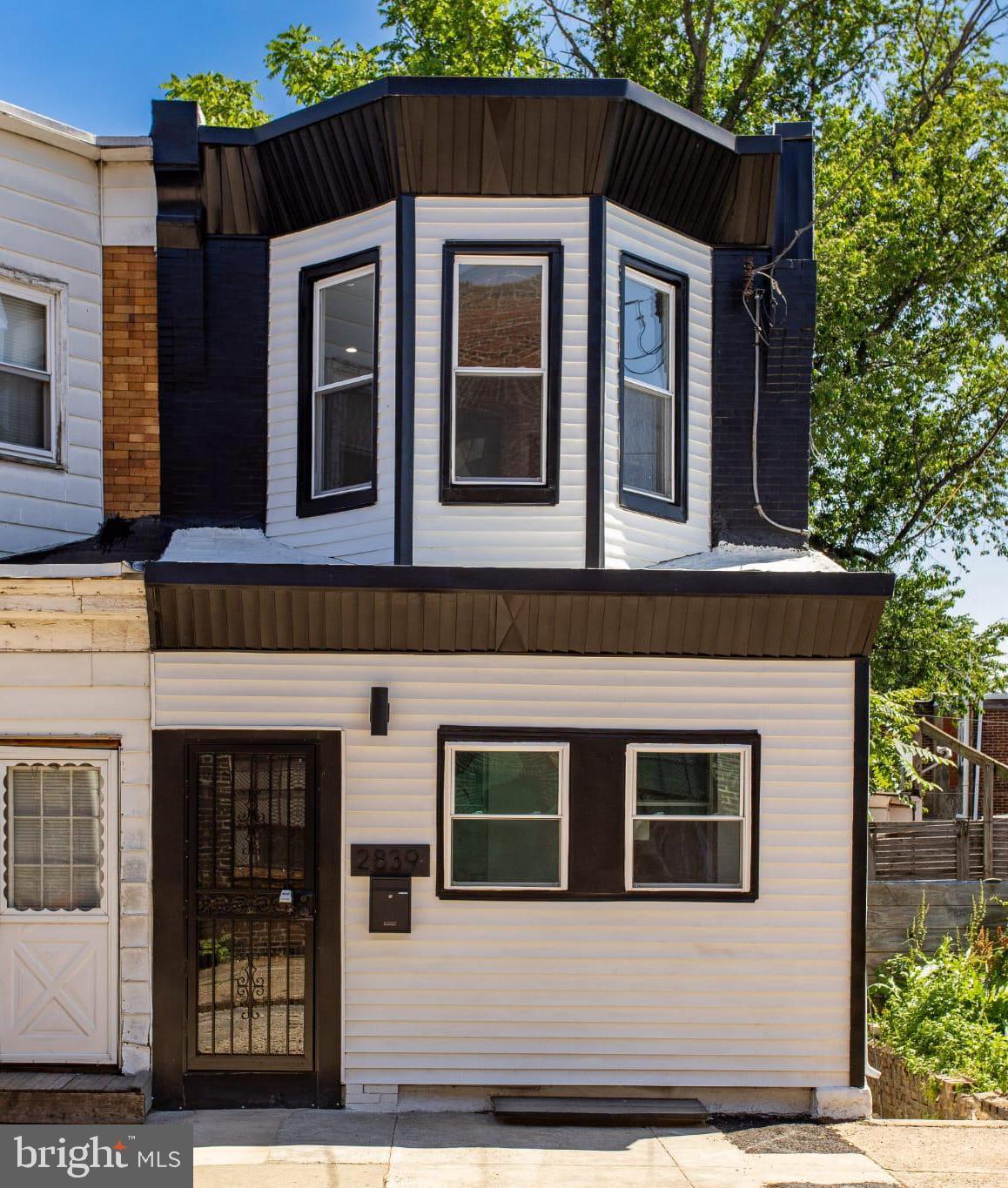 2825 E VICTORIA STREET