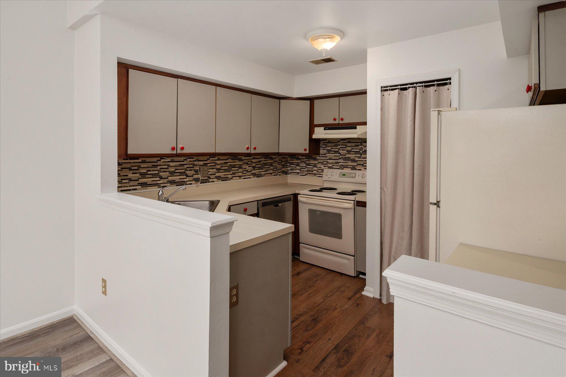 RIVERCHASE - Residential