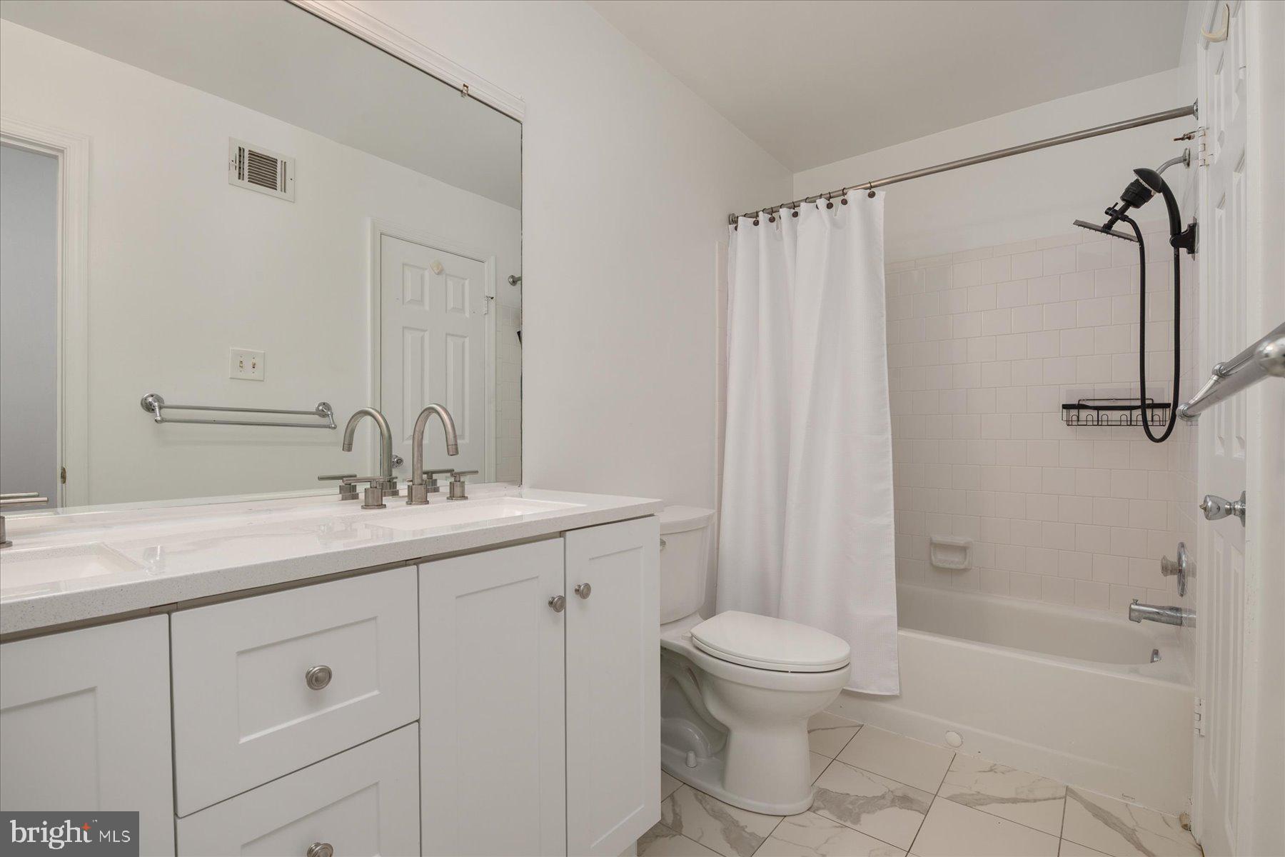 RIVERCHASE - Residential