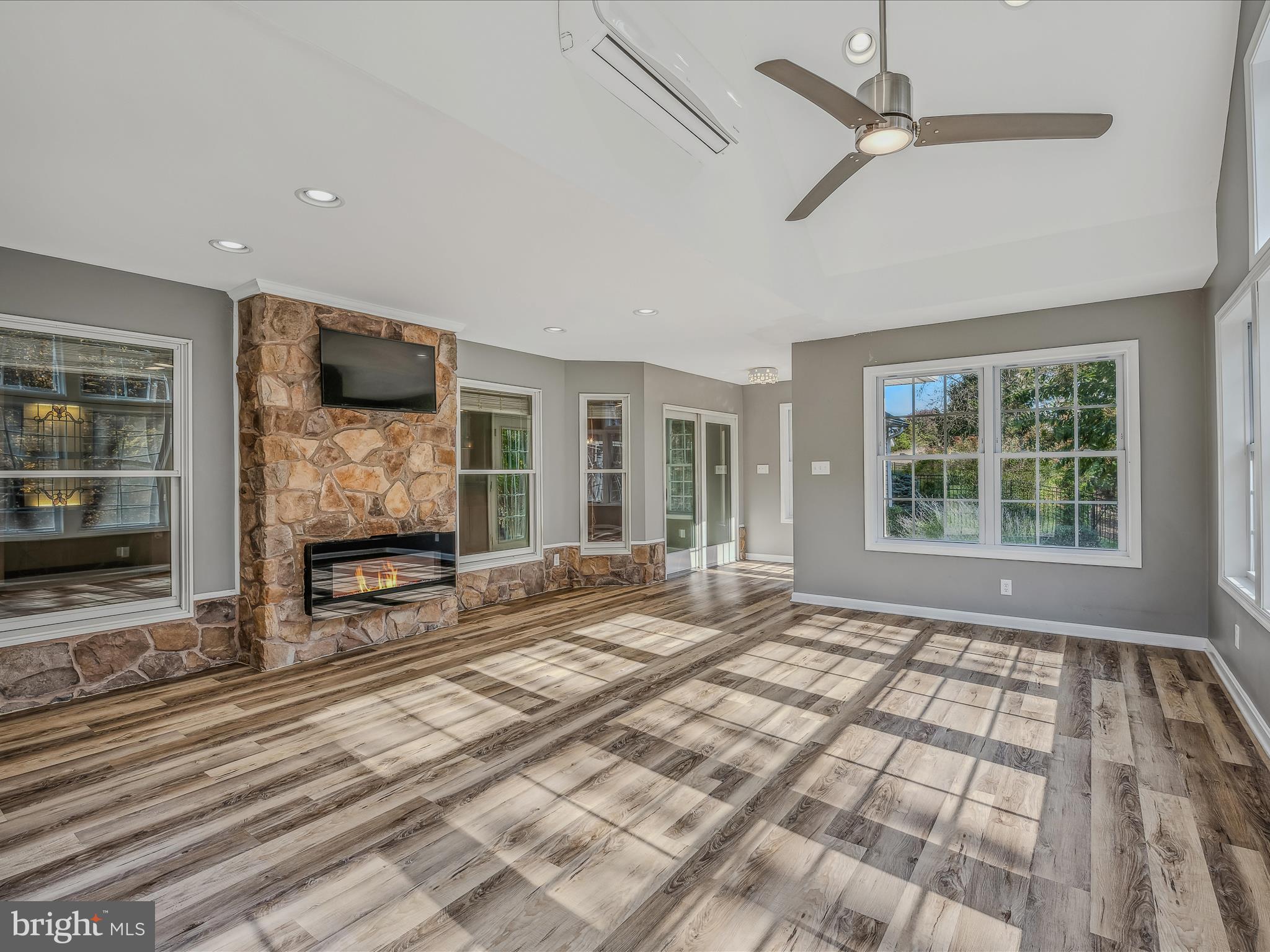 VILLAGE SQUARE - Residential