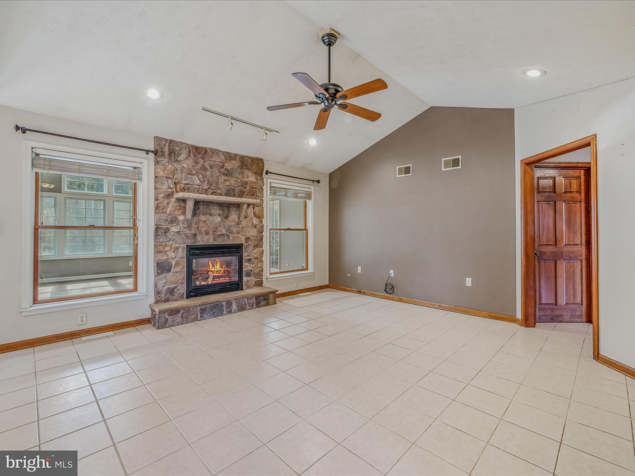 VILLAGE SQUARE - Residential