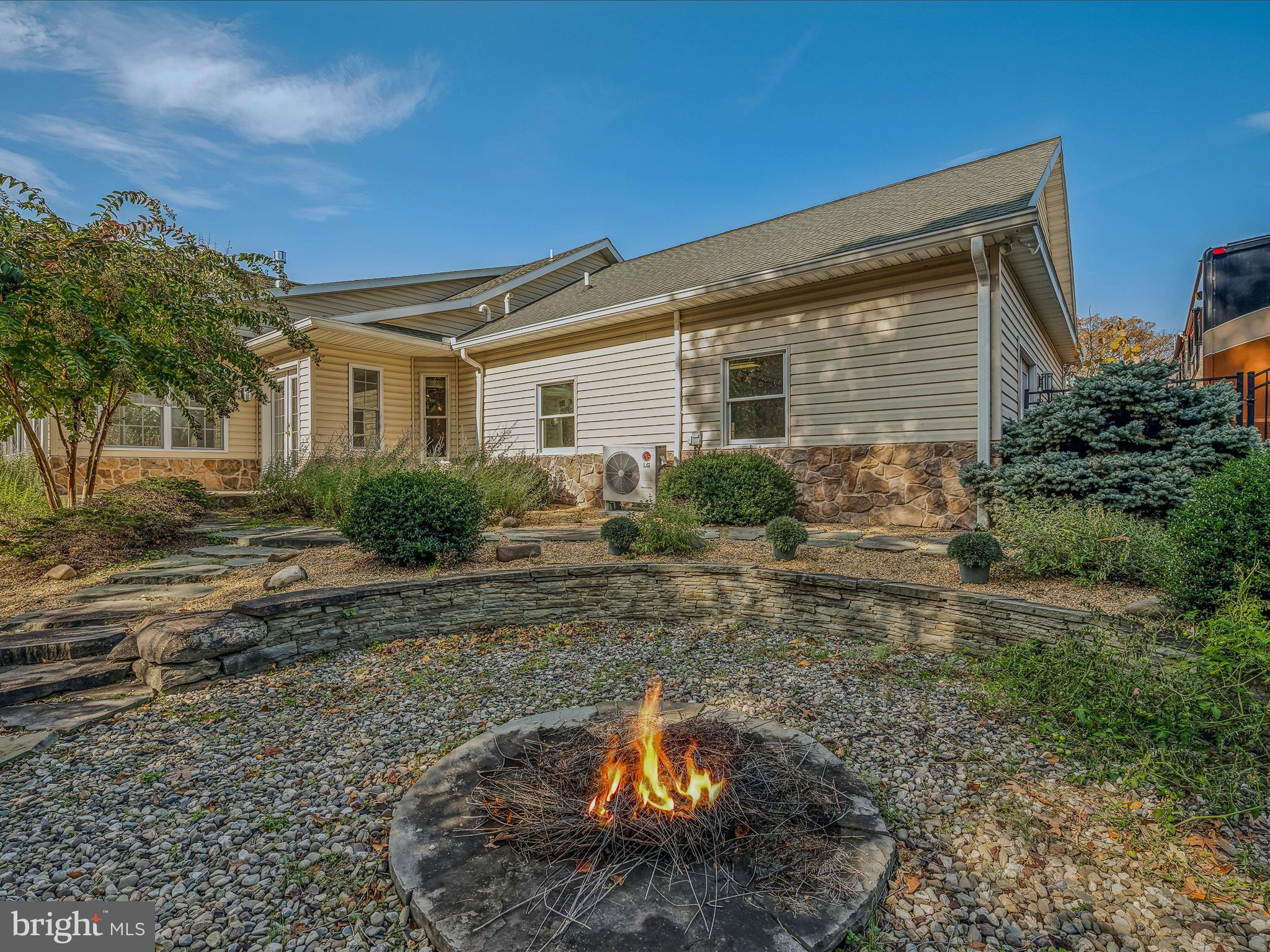 VILLAGE SQUARE - Residential