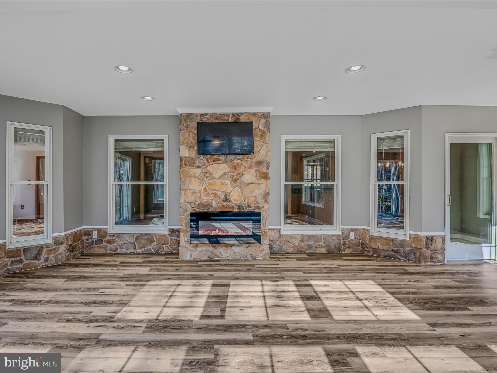 VILLAGE SQUARE - Residential