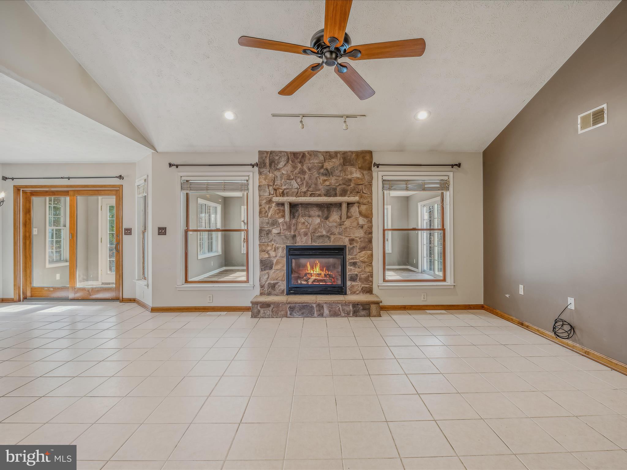 VILLAGE SQUARE - Residential