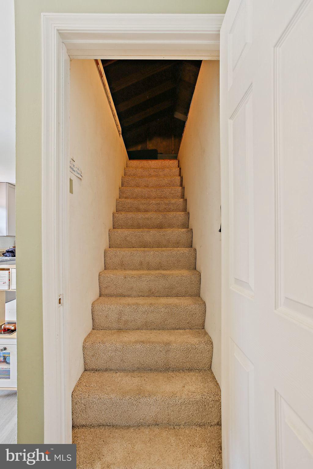 WHITE HALL - Residential