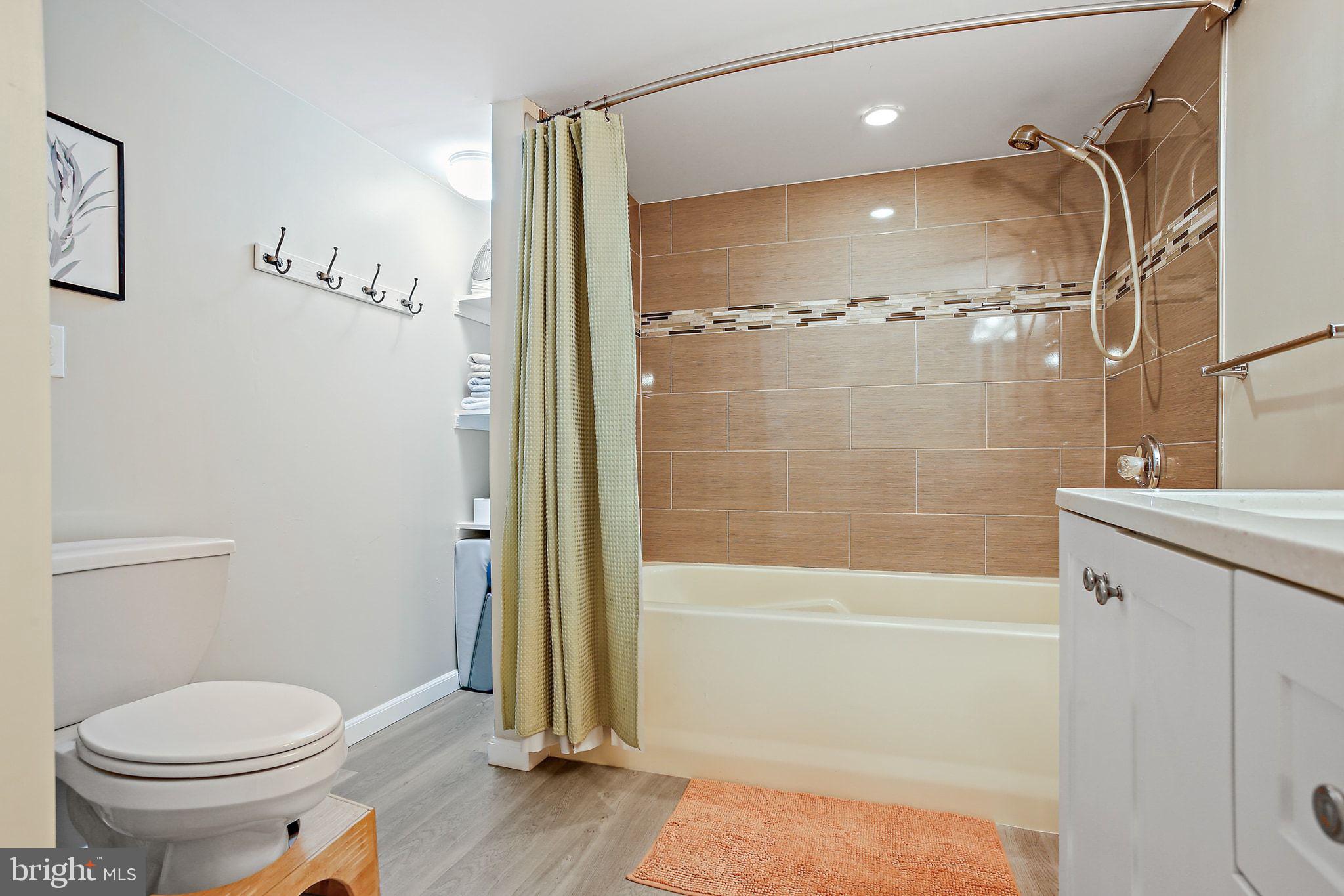 WHITE HALL - Residential