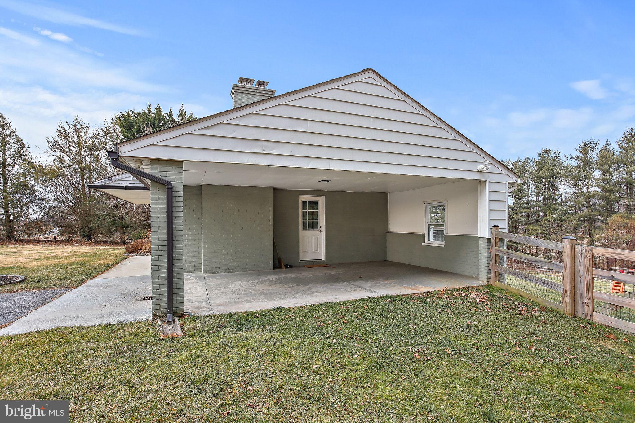 WHITE HALL - Residential