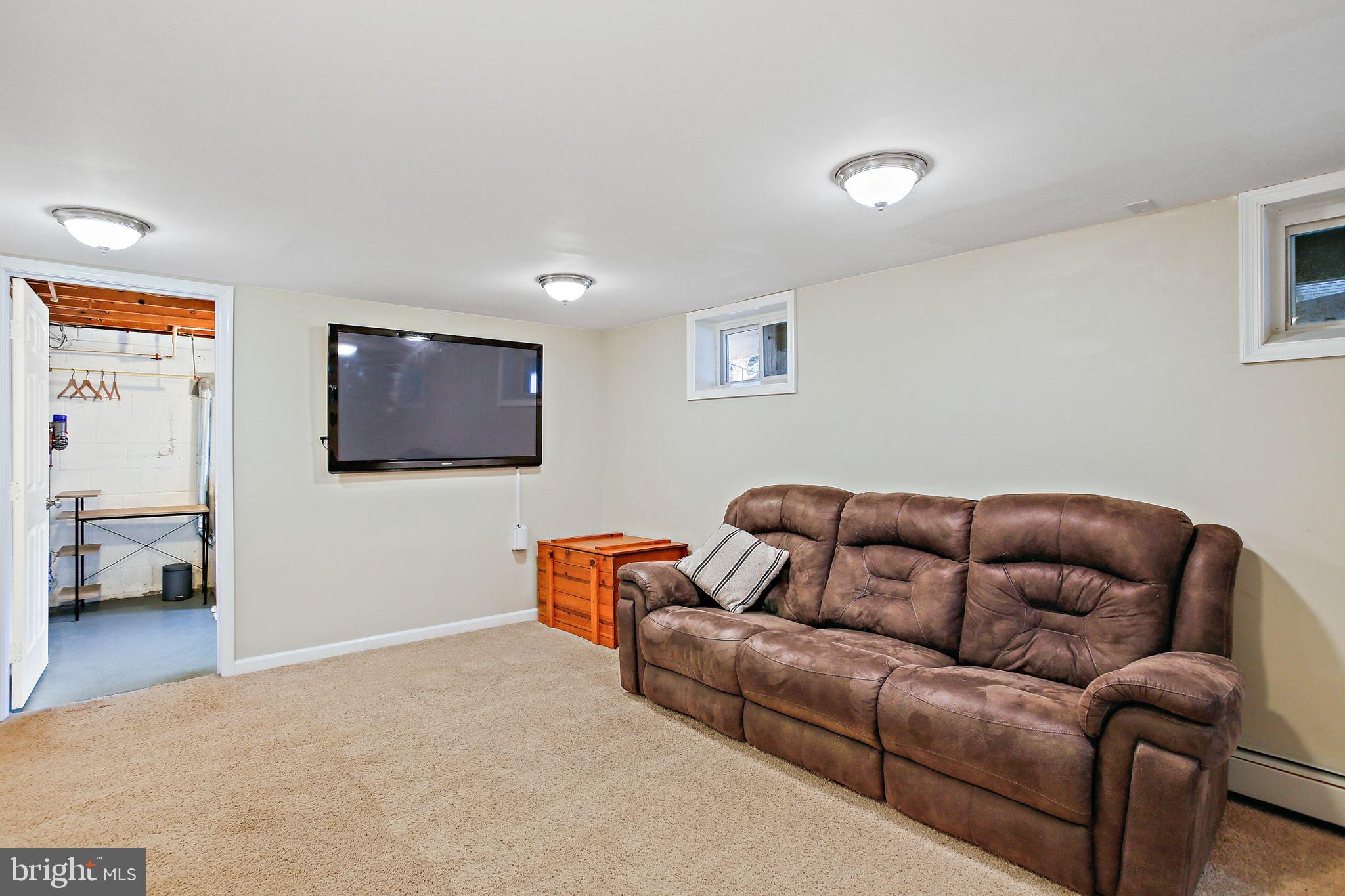 WHITE HALL - Residential