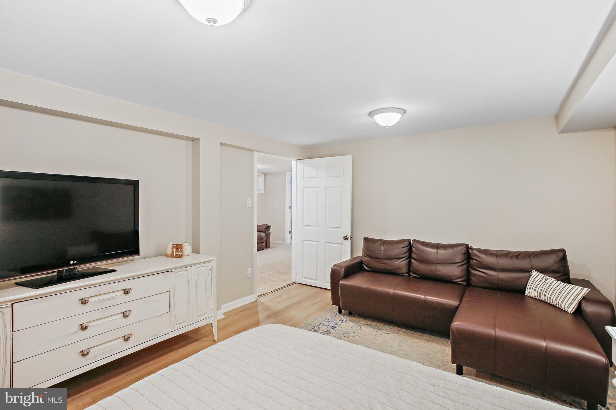 WHITE HALL - Residential