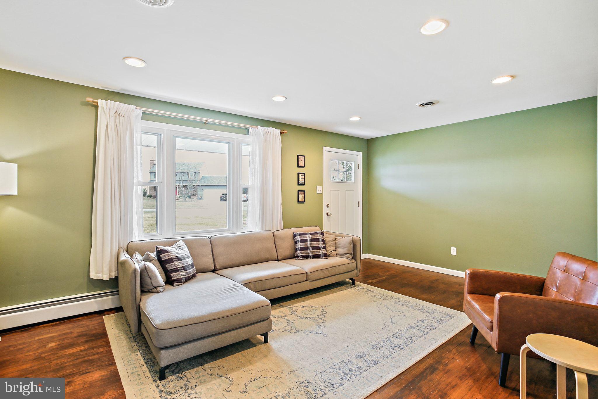 WHITE HALL - Residential