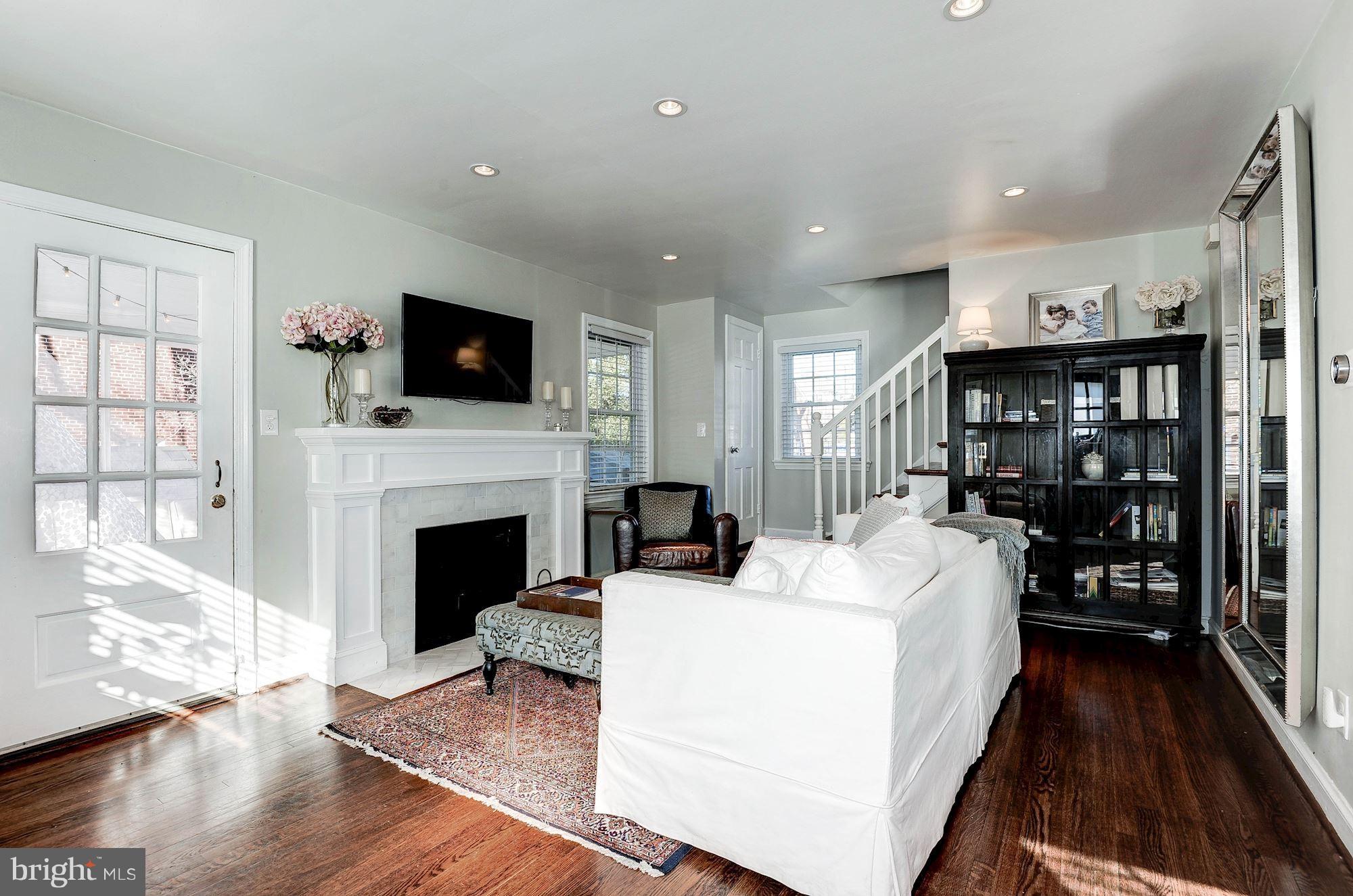 COUNTRY CLUB MANOR - Residential