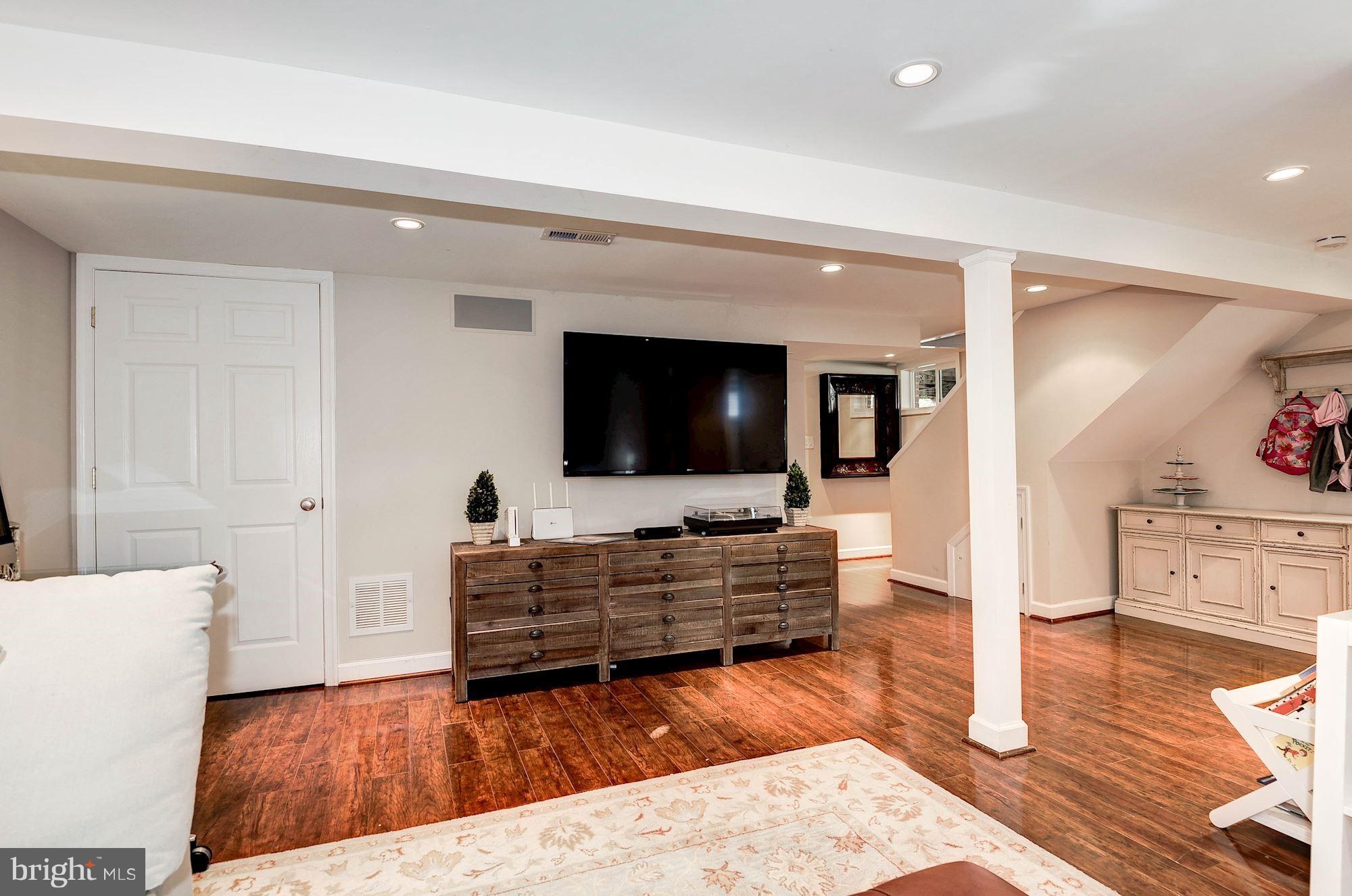 COUNTRY CLUB MANOR - Residential