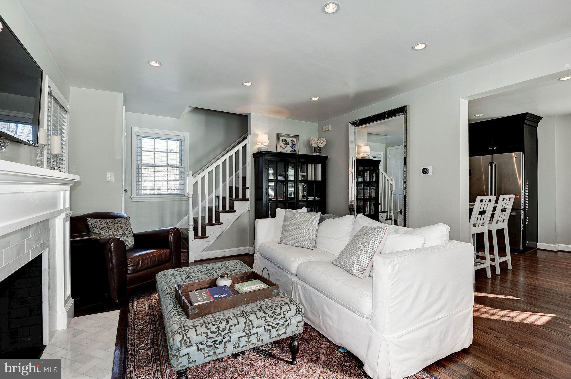 COUNTRY CLUB MANOR - Residential