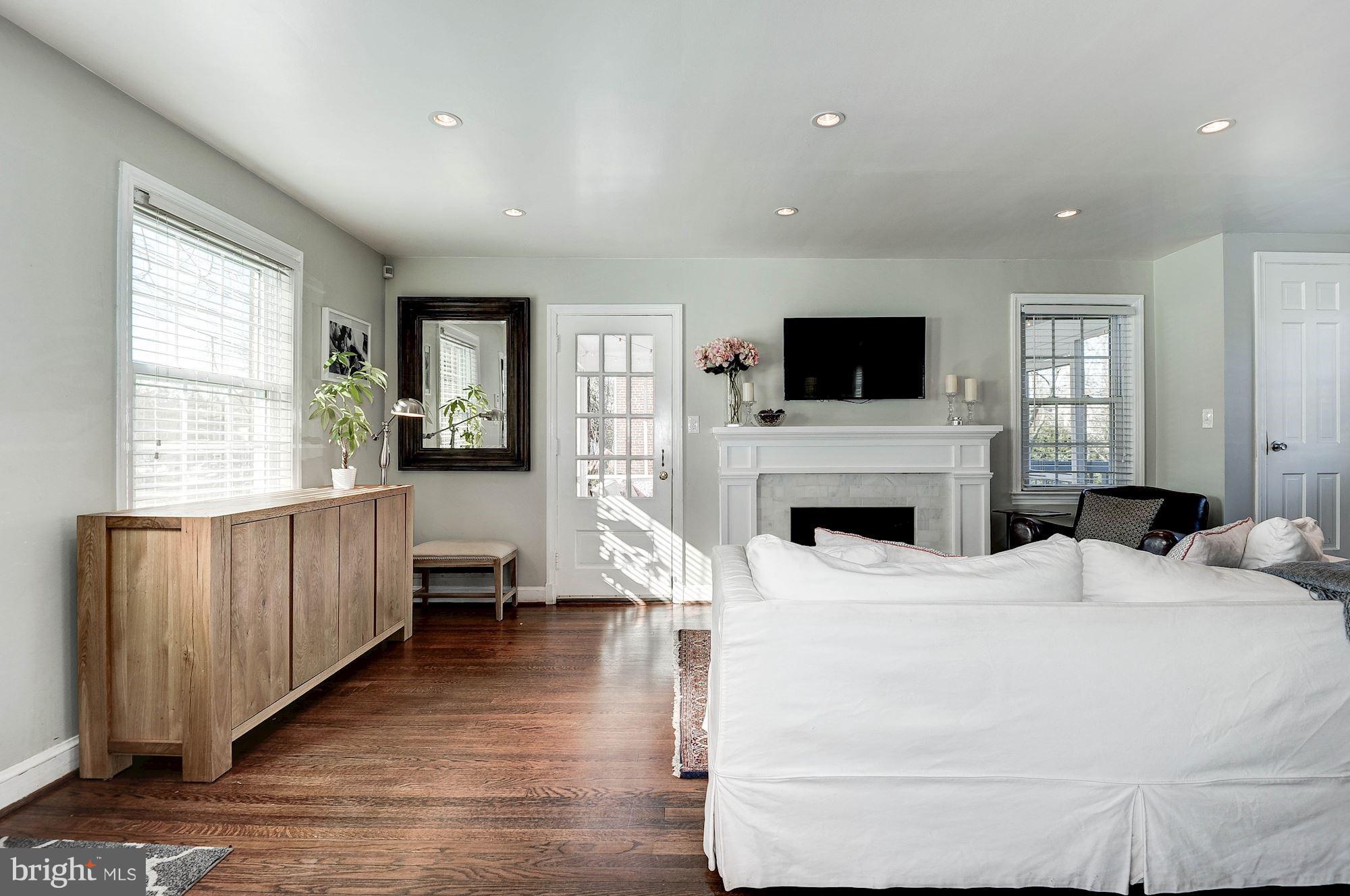 COUNTRY CLUB MANOR - Residential