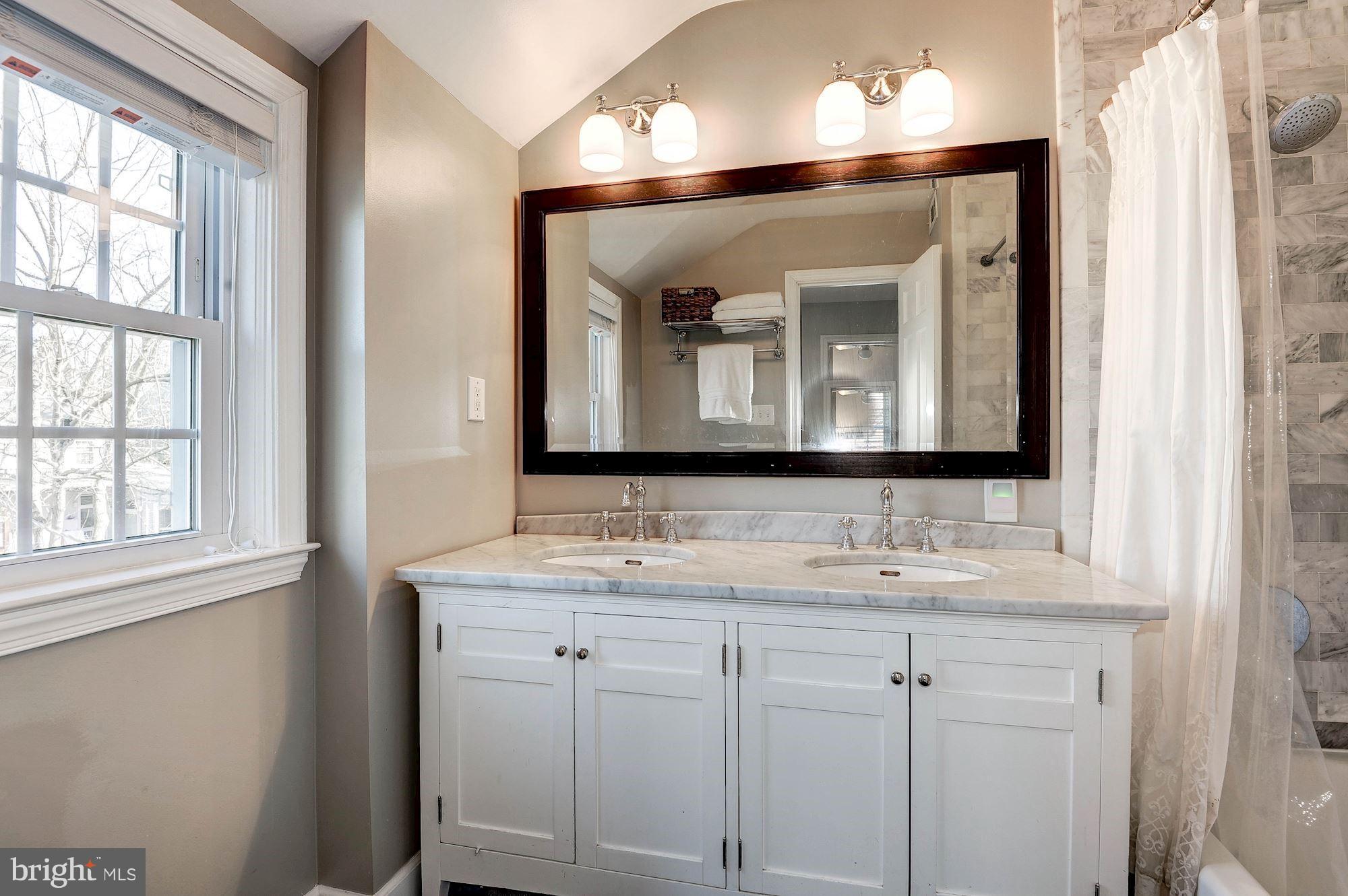 COUNTRY CLUB MANOR - Residential