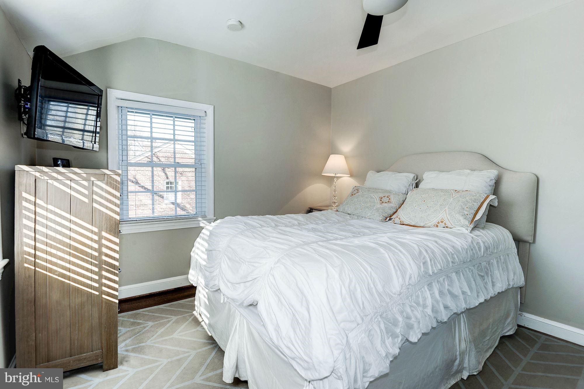 COUNTRY CLUB MANOR - Residential