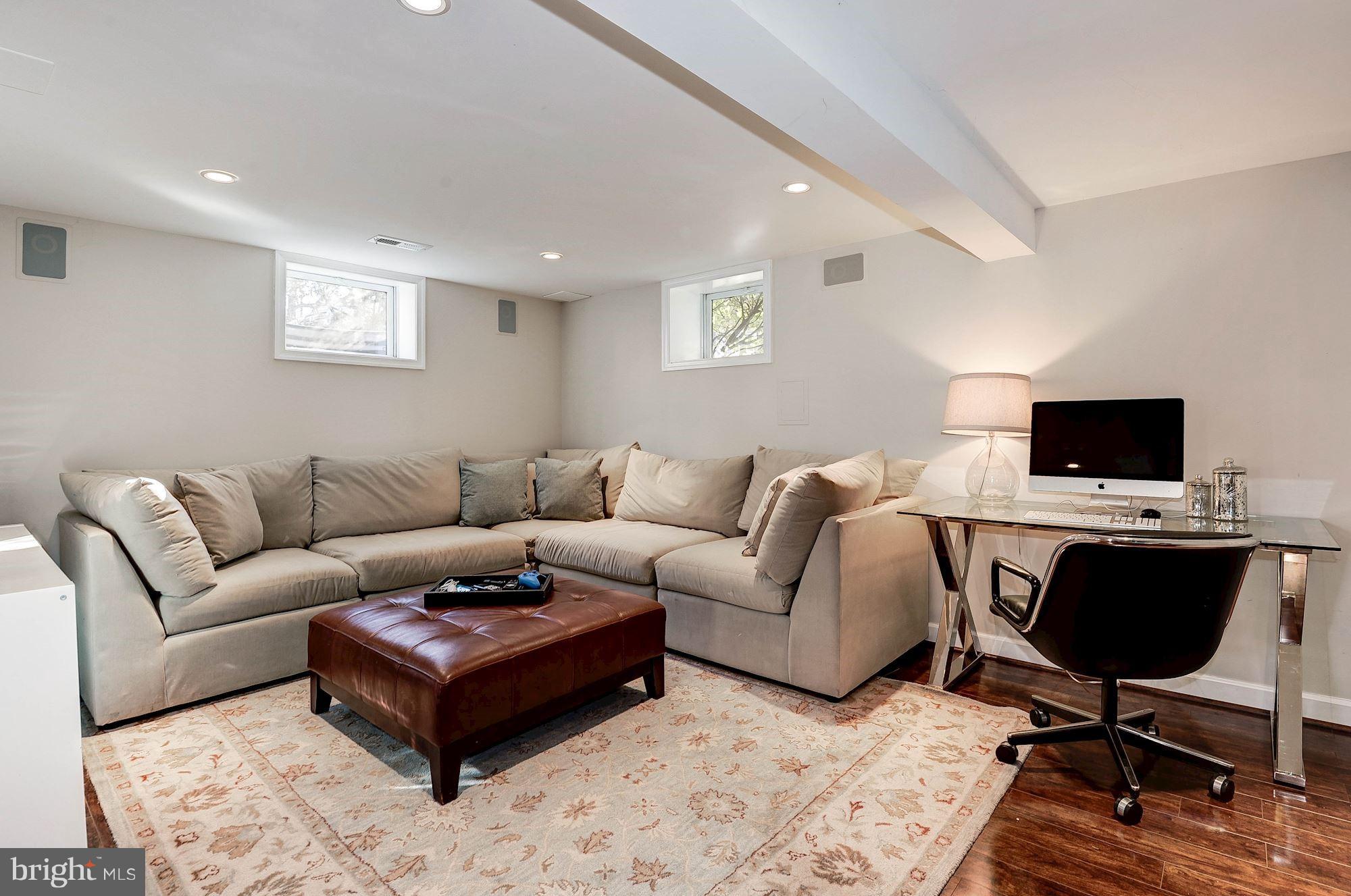 COUNTRY CLUB MANOR - Residential