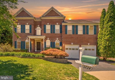 Photo of 5724 Macintosh Loop, HAYMARKET, VA 20169 (MLS # VAPW2119856)
