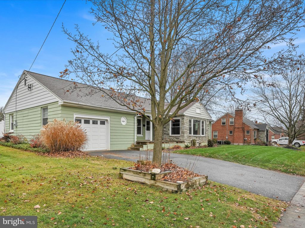 Photo of 1929 Edgemont Drive, East Petersburg, PA 17520 (MLS # PALA2044636)