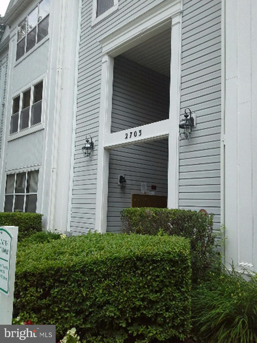 This 3rd floor condo features an open floor plan with 2 spacious bedrooms and 2 full bathrooms.
WATER INCLUDED IN THE RENT!
Carpeting throughout.
Living room dinning room combo with slay lighting, Cathedral ceiling, and laundry room with full size washer and dryer. Full kitchen with fridge, stove, and dishwasher. Tons of counter and cabinet space.
Enjoy 2 swimming pools, tennis courts, and club house. Great condo. DON'T MISS IT!