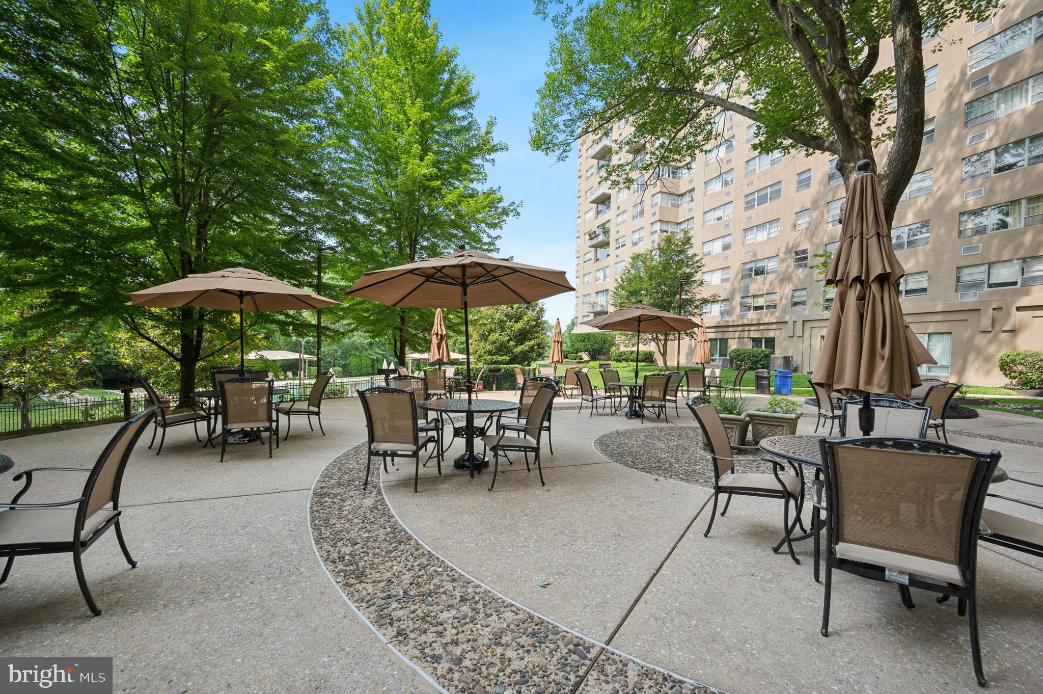 Bright & Updated 2BR Condo in Radnor House – Bryn Mawr
Move right into this spacious and sunlit 2-bedroom, 1-bath condo in the sought-after Radnor House Condominium. Unit 806 features a brand-new kitchen, refinished parquet hardwood floors (partially covered with new area rugs), and fresh neutral paint throughout. Just add your personal touch to make it home.
Radnor House offers 24-hour security, outdoor pool, picnic areas, playground, ample parking, individual storage lockers, and a large laundry facility and a party room.
Ideally located in the award-winning Radnor School District, with easy access to public transportation, SEPTA, major highways, and Philadelphia Airport. Close to parks, trails, great dining and shopping in Bryn Mawr—and just a short walk to Villanova University.
Don’t miss this turnkey opportunity in a prime Main Line location!