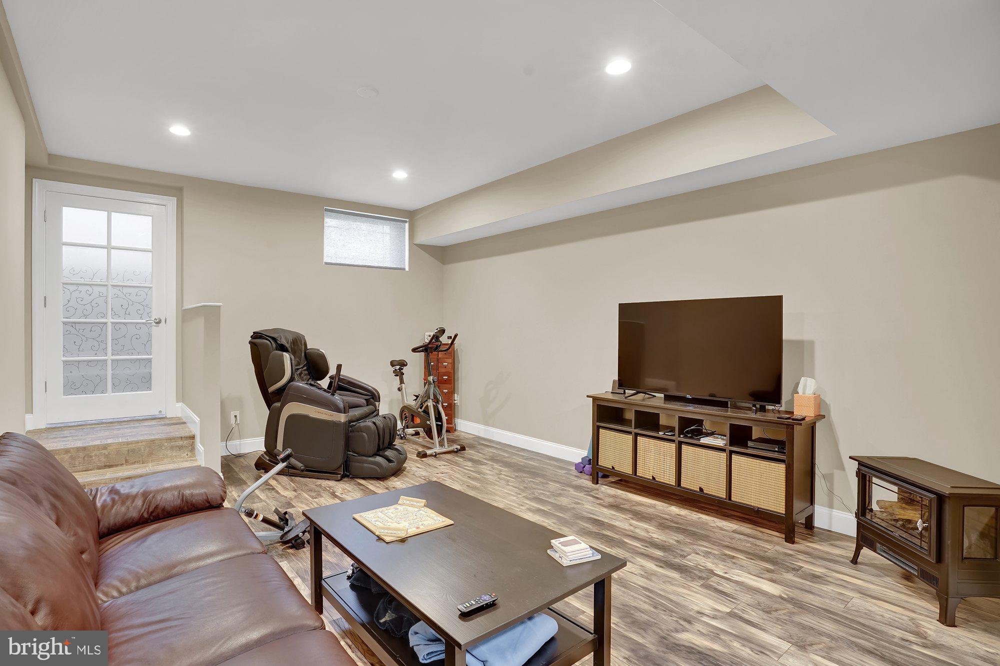 MAKEFIELD MANOR - Residential