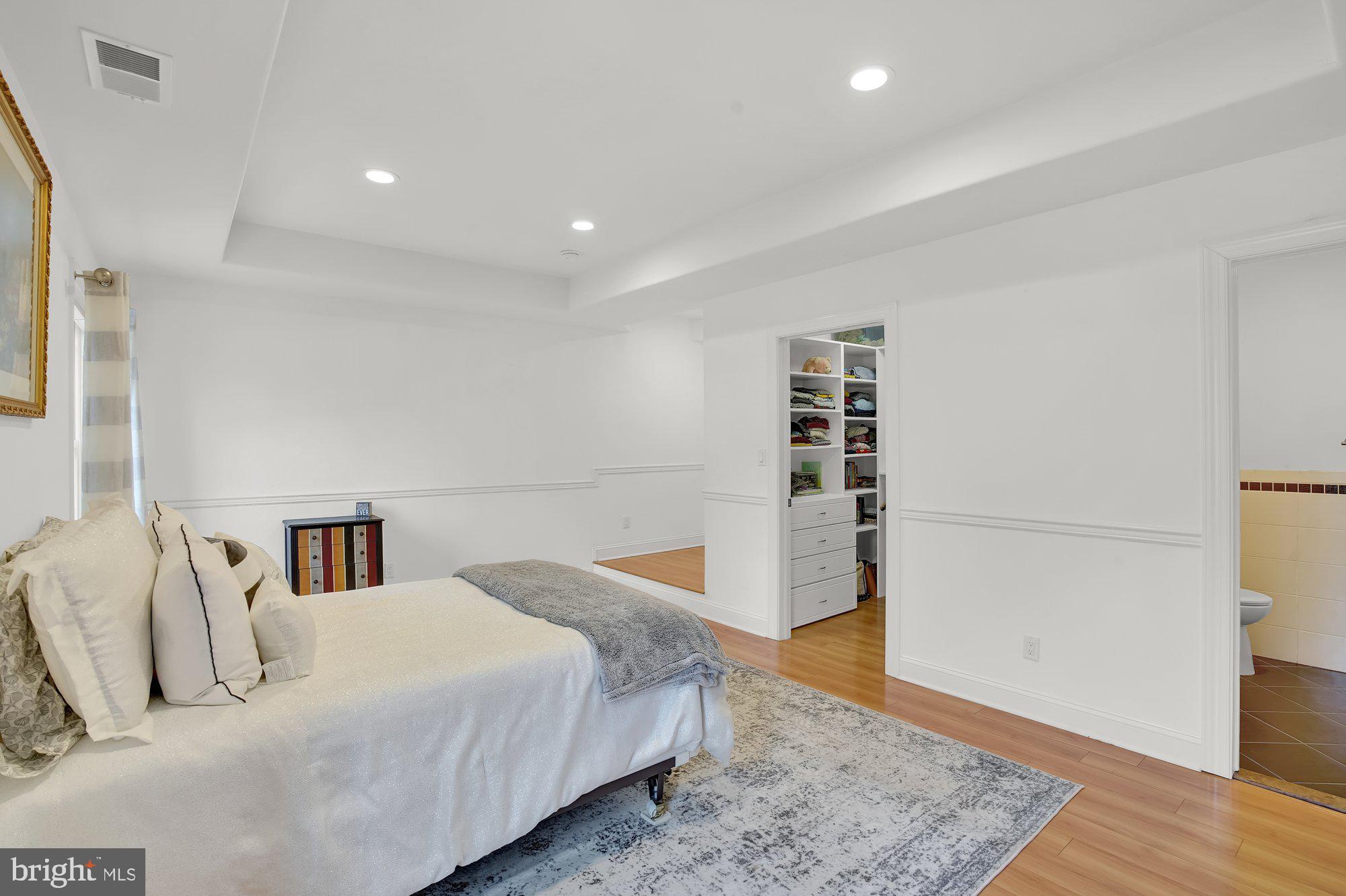 MAKEFIELD MANOR - Residential