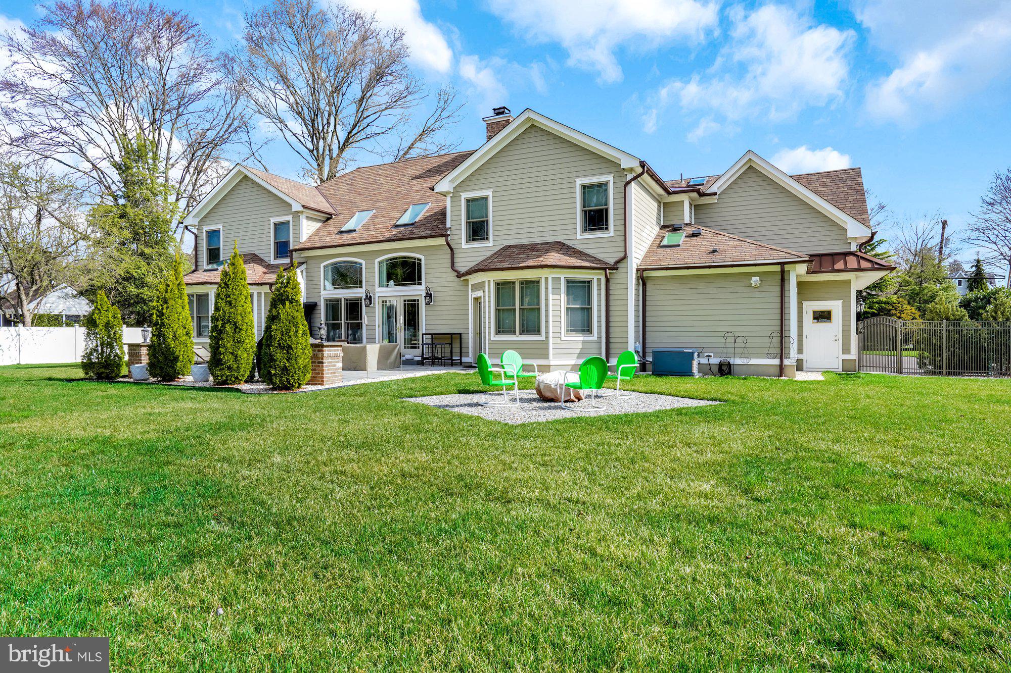 MAKEFIELD MANOR - Residential