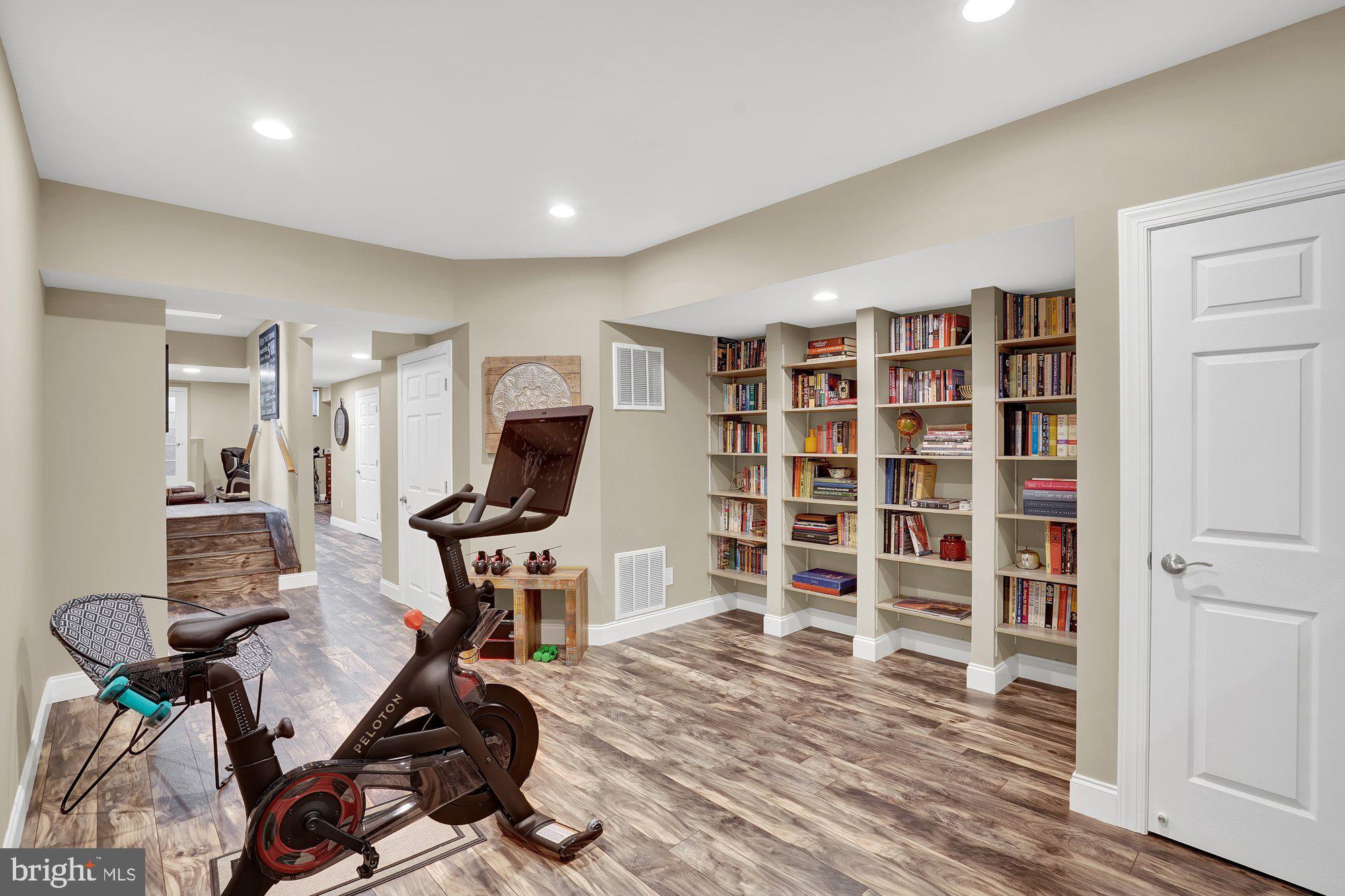 MAKEFIELD MANOR - Residential