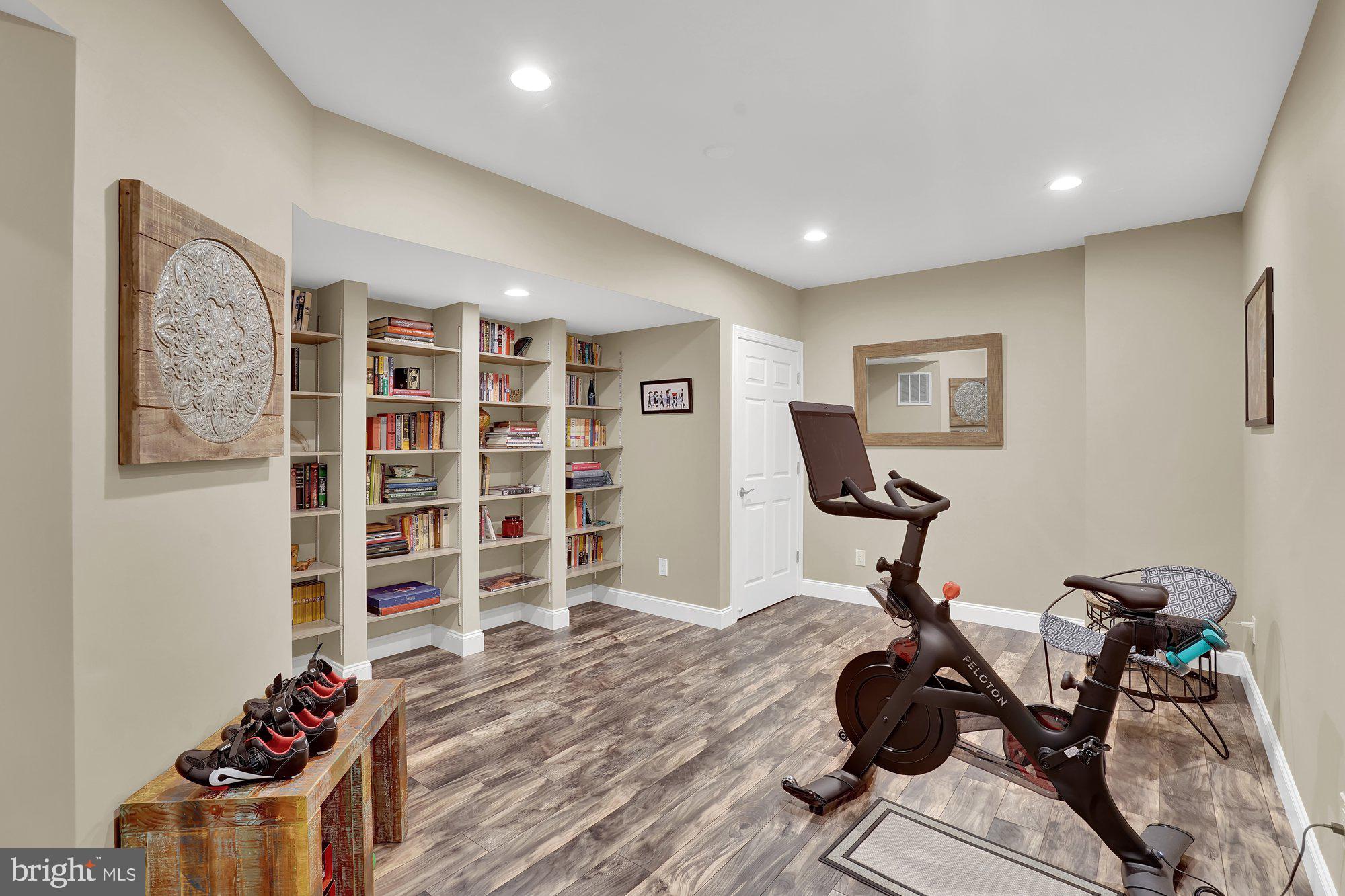 MAKEFIELD MANOR - Residential