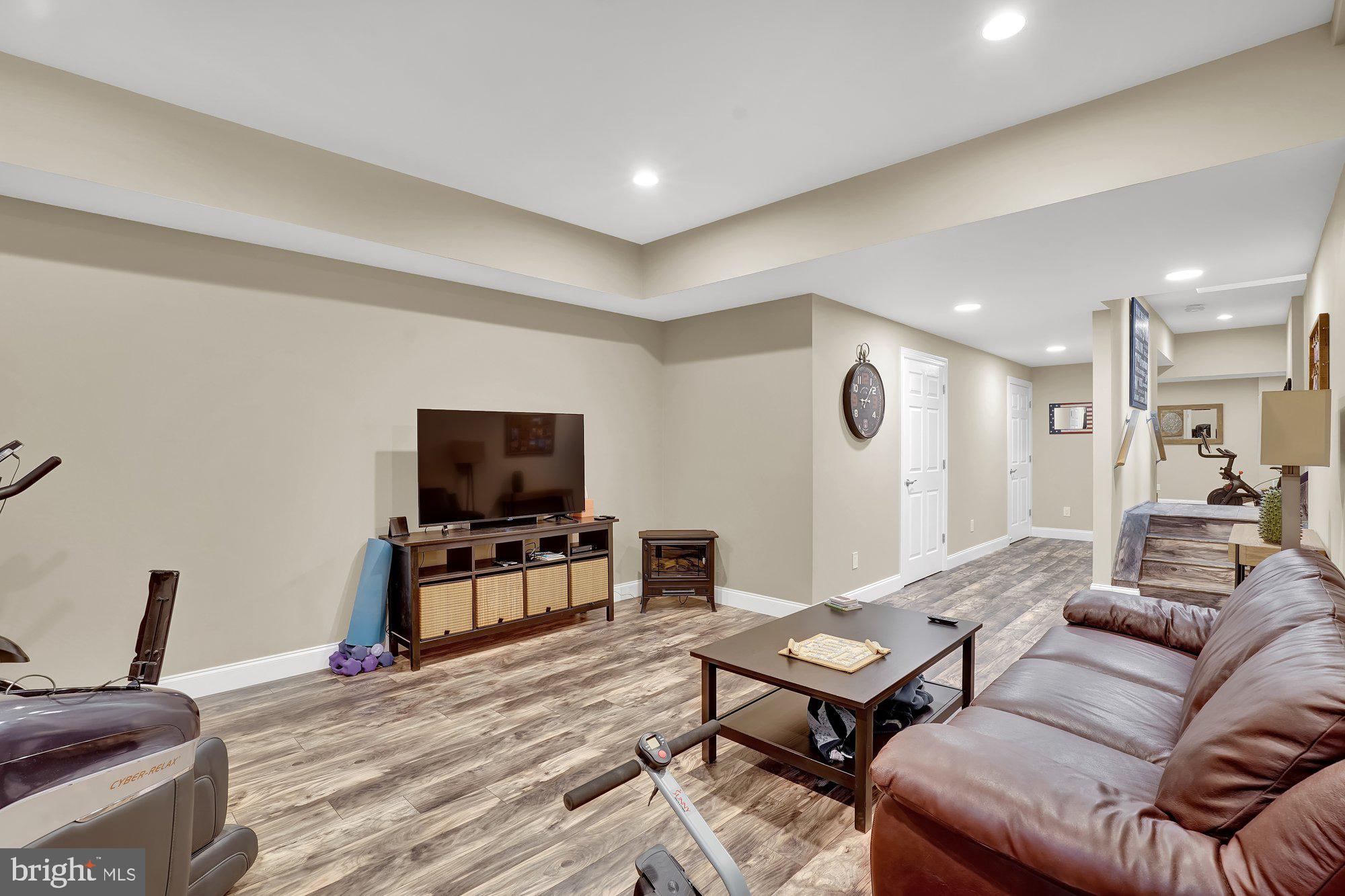 MAKEFIELD MANOR - Residential