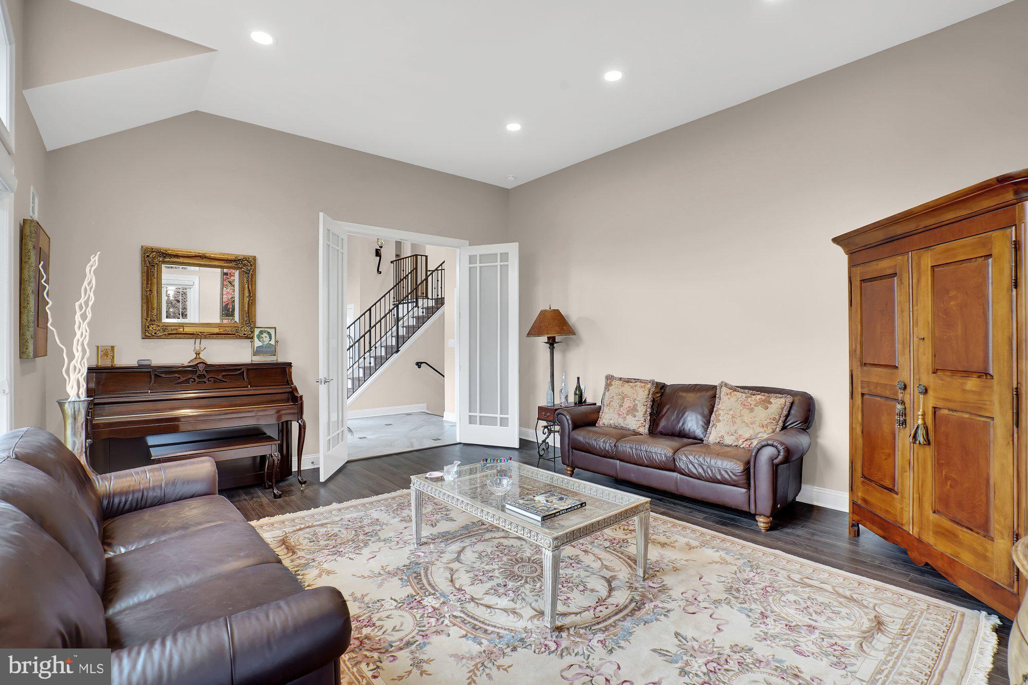 MAKEFIELD MANOR - Residential