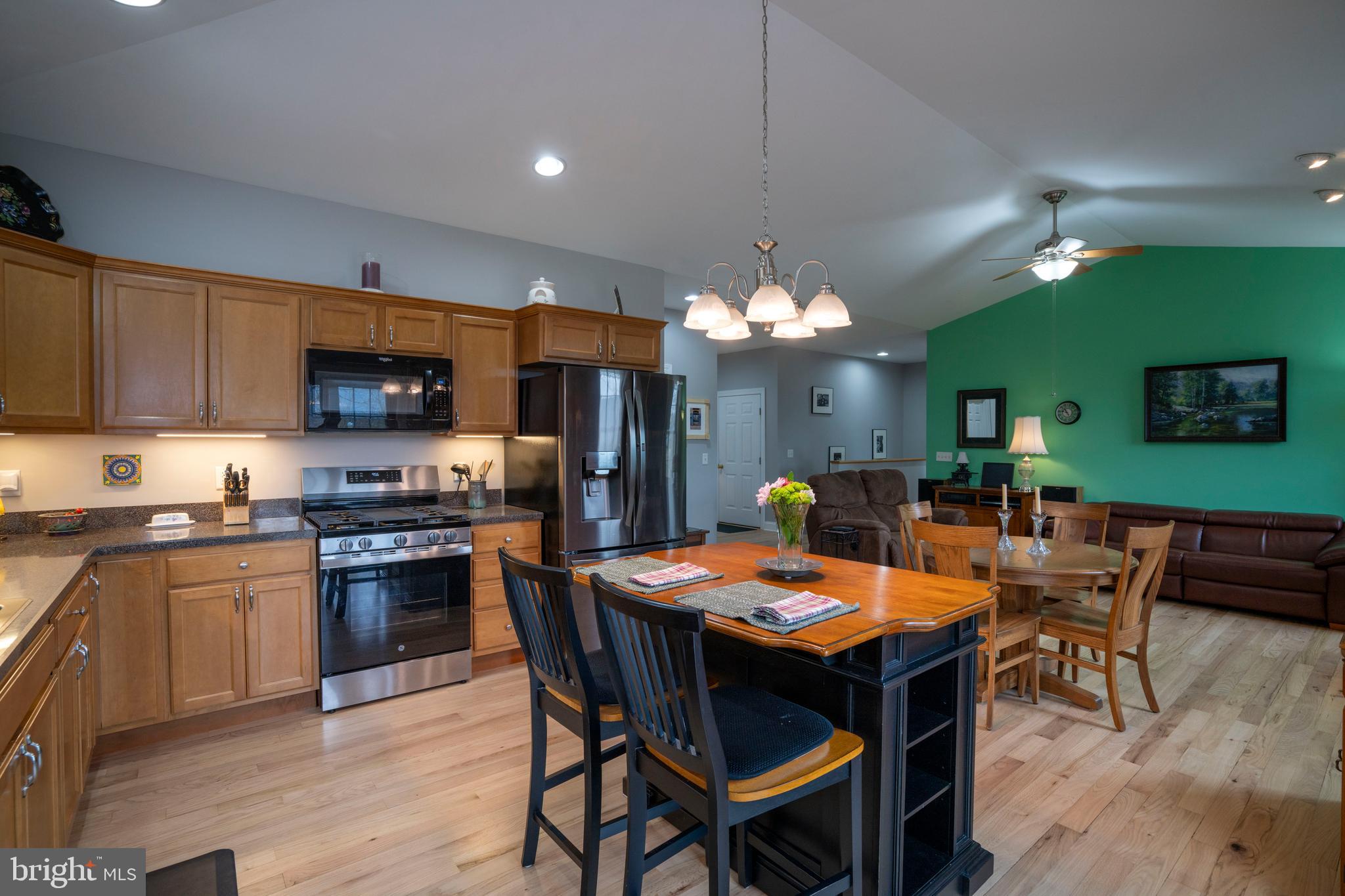 COUNTRY COVE - Residential