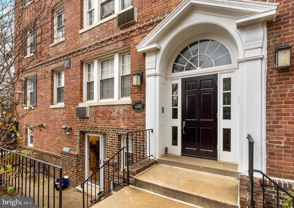 4491 MACARTHUR BOULEVARD NW 304