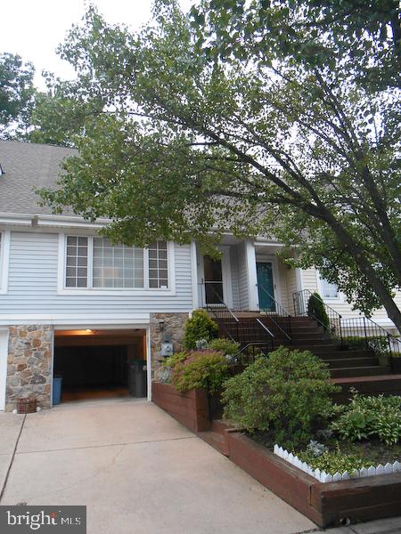 THE HAMPTONS - Residential Lease