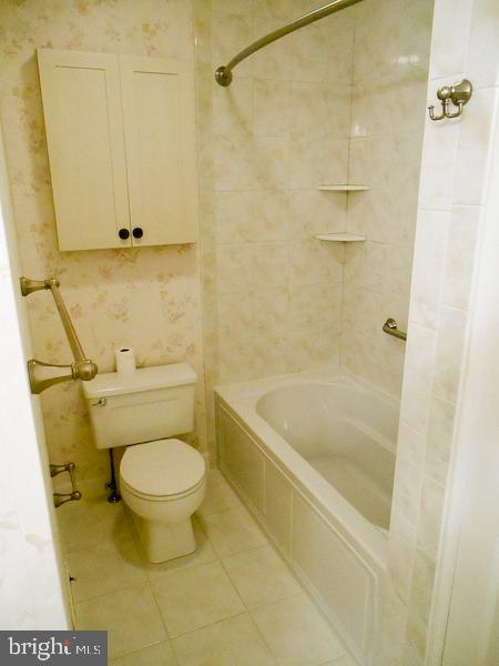 THE HAMPTONS - Residential Lease