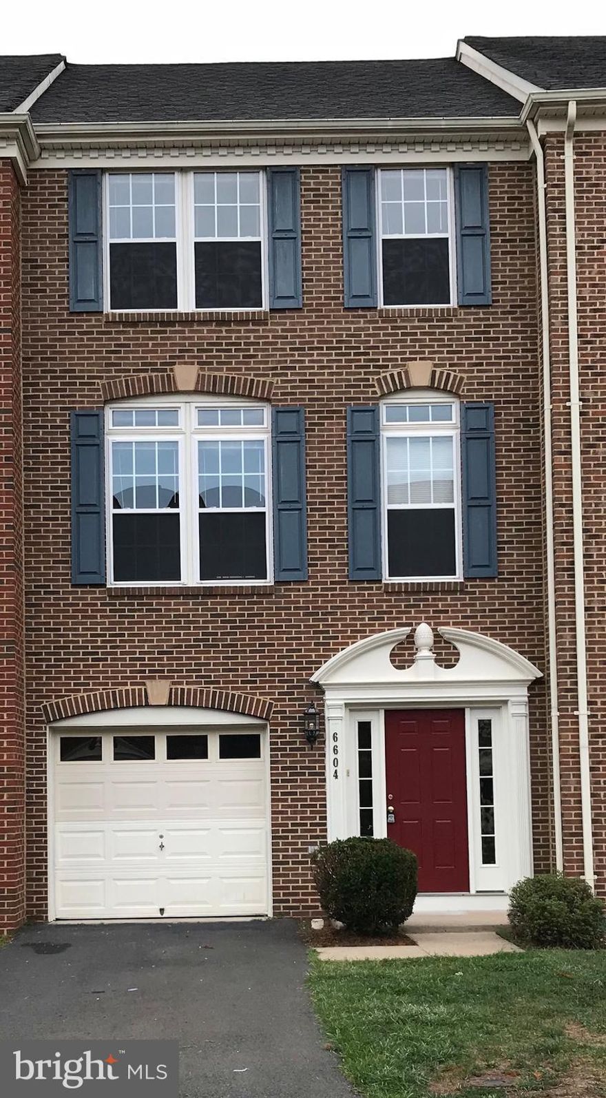 Large townhouse over 2300sf with high ceilings and spacious bedrooms. New paint throughout, new basement carpet, new large kitchen island, great sunsets over the lake.  Mbedrm has separate tub/shower and vaulted ceilings. Great lake view from kitchen and Mbedrm.  Located on pipe stem with no thru traffic. Great location, convenient location to I-66 and shopping. Community pool and more!