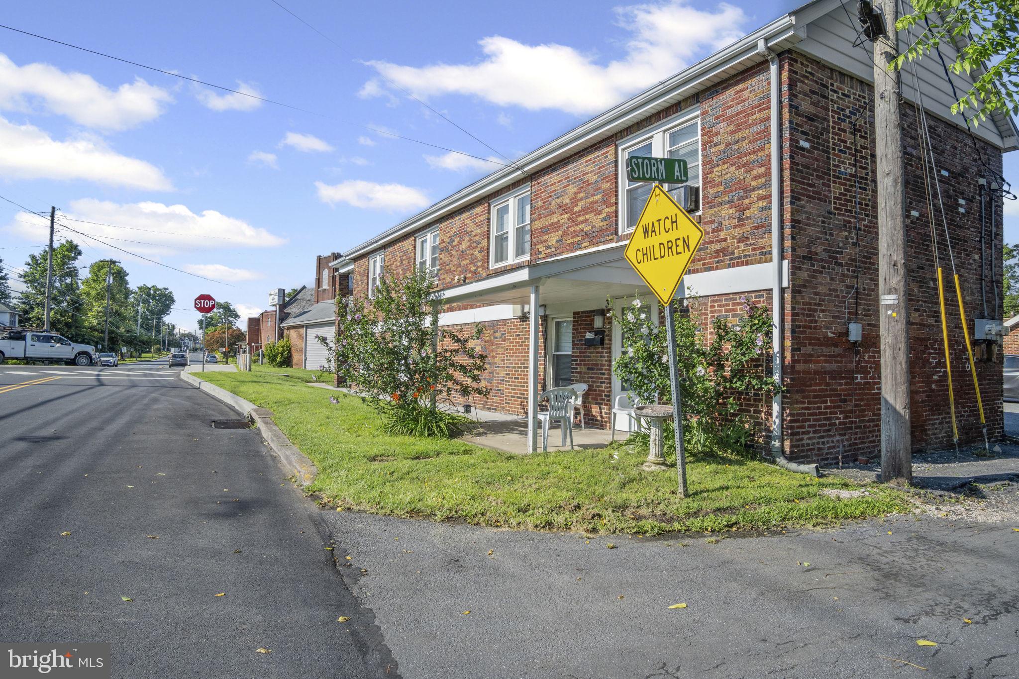 Main image without alt text