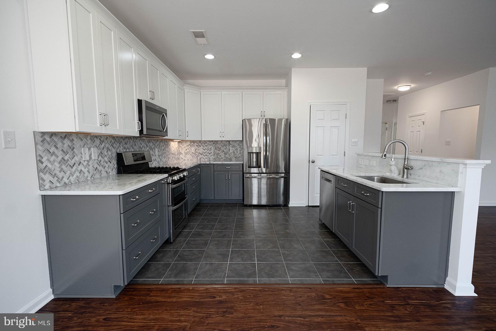 WAKELAND MANOR - Residential