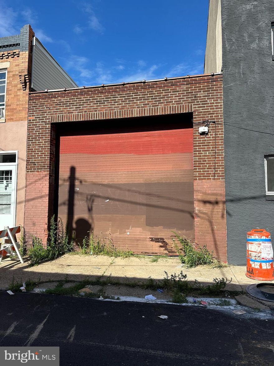 Office / Warehouse Space - Large 1200sqft warehouse / garage in Port Richmond w/1000sqft office and or (1) Bedroom apartment attached.  Great for all types of businesses that need warehouse / office space.  Great Location.