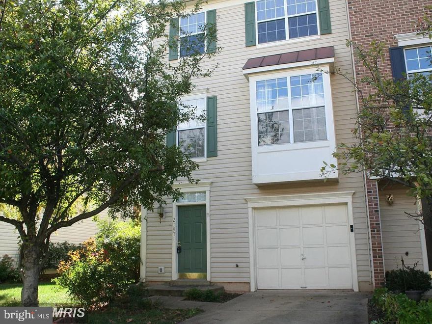 Beautiful Back to woods end Unit with 1 car garage.  Hardwood floors on main level and upper level. Luxury Master bed room suite with soaking tub and separate shower, walk-in closet with organizers.  Recreation Room on lower level and has fire place and walk out to fenced rear yard. Fantastic location for commuting and shopping.