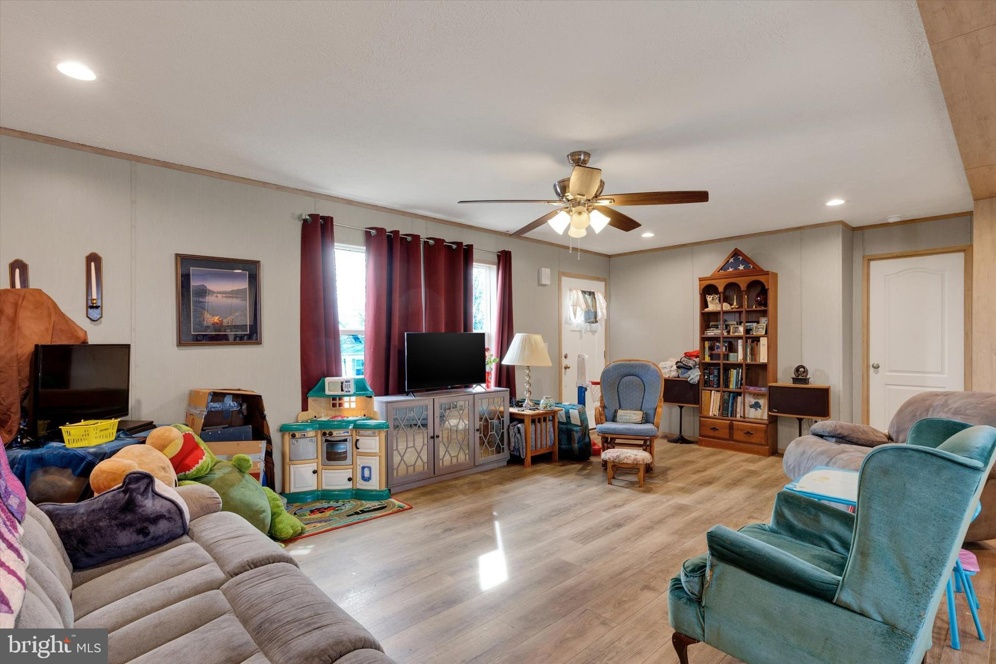 LOG CABIN MHP - Residential