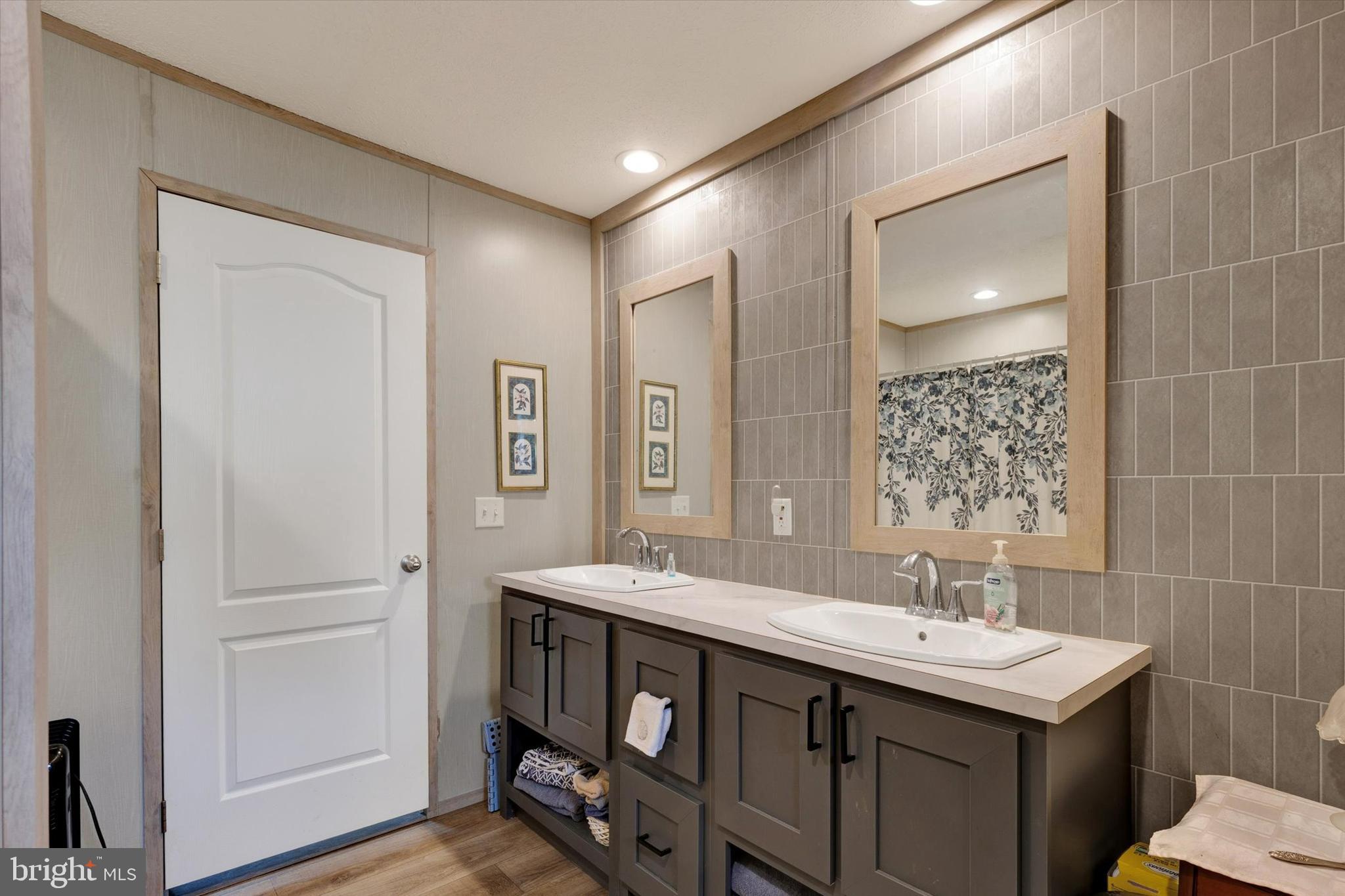 LOG CABIN MHP - Residential