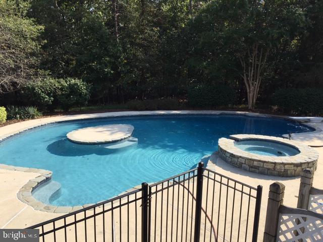 VIRGINIA RUN THE ESTATES - Residential