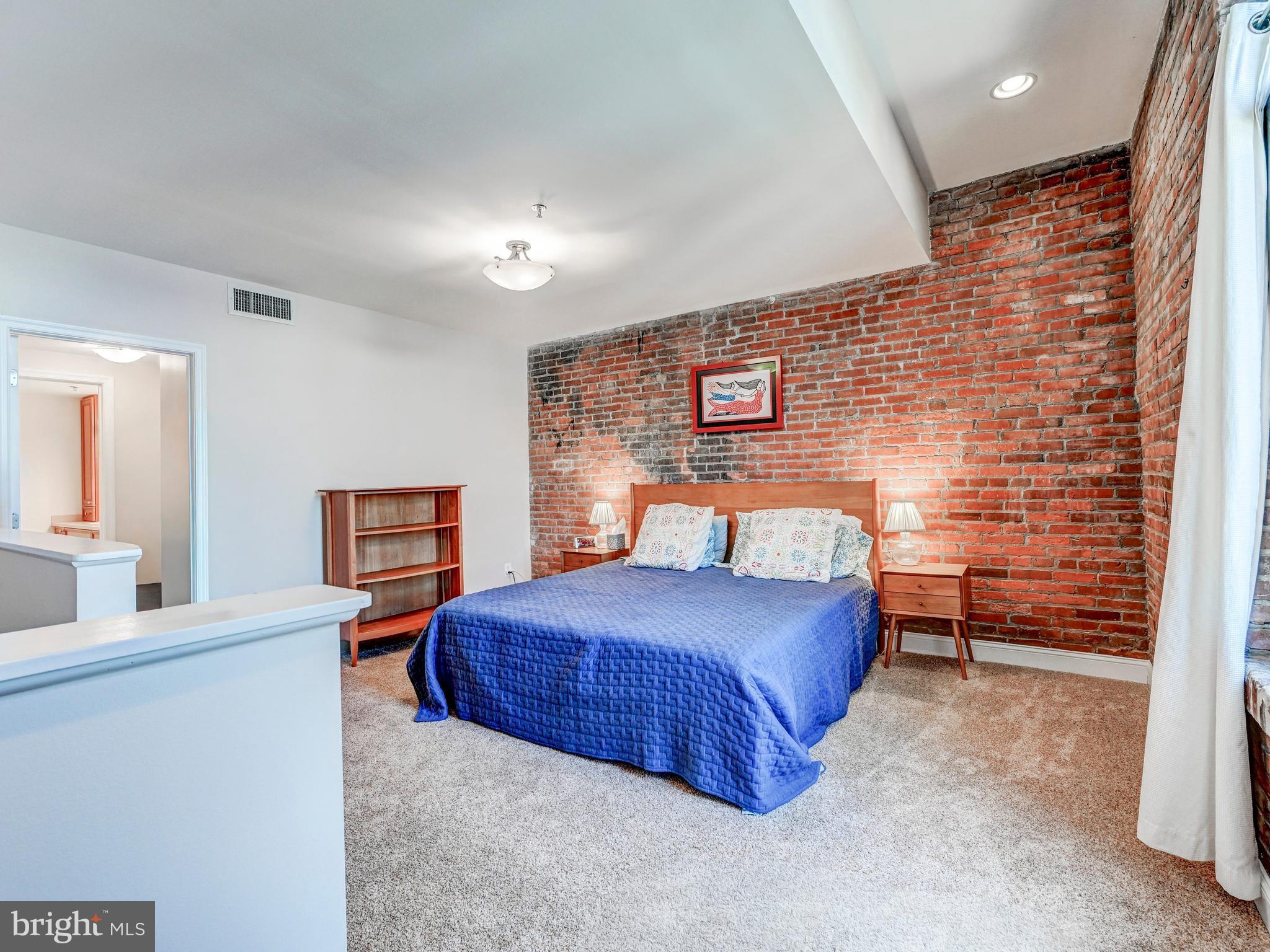 HENDERSON'S WHARF - Residential