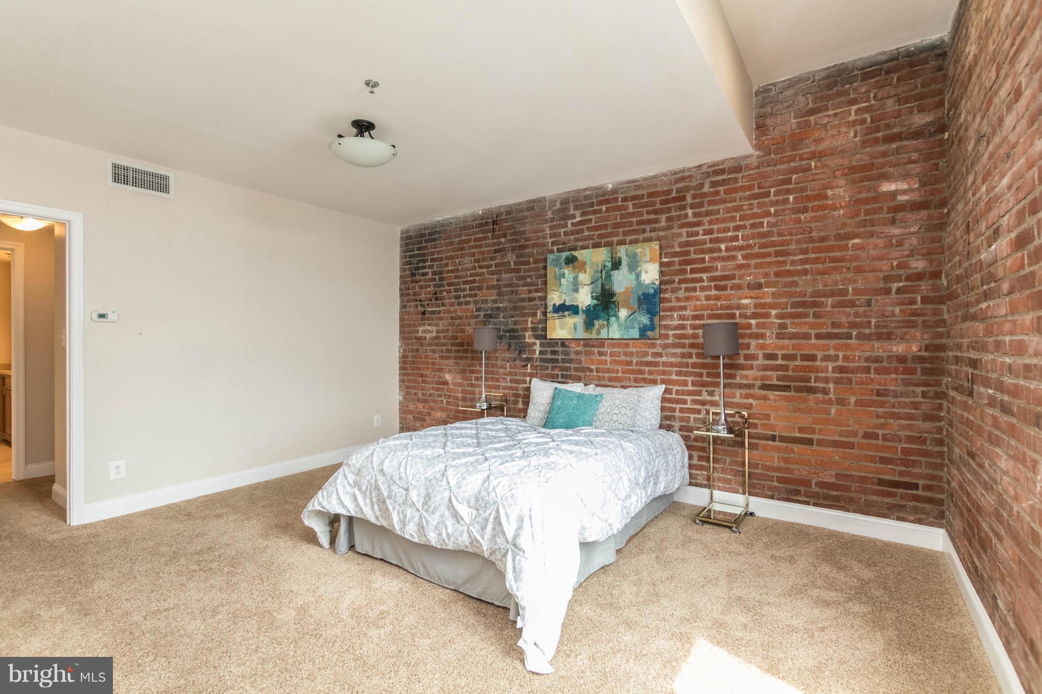 HENDERSON'S WHARF - Residential