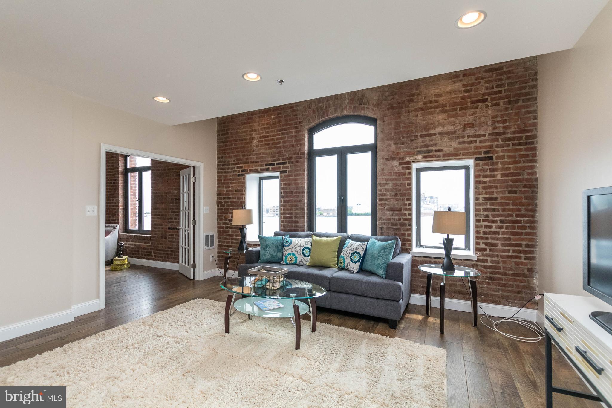 HENDERSON'S WHARF - Residential