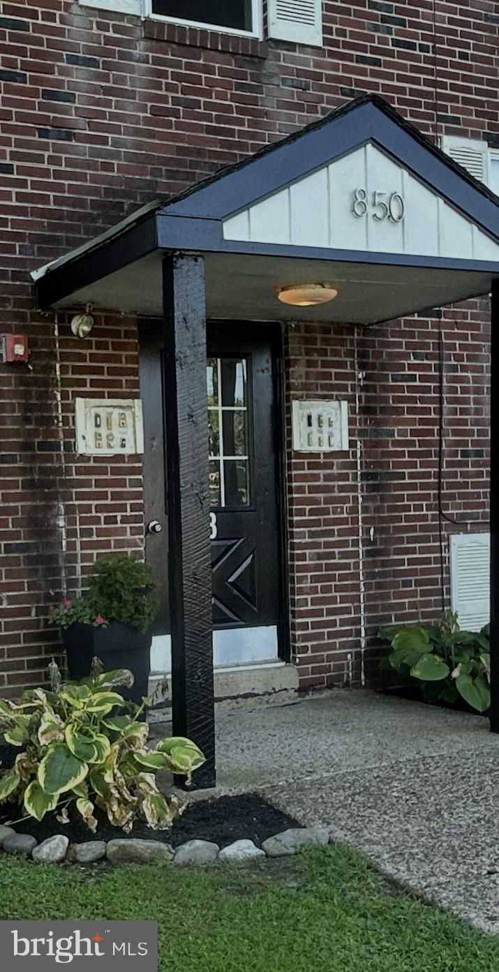 850 STATION AVENUE
