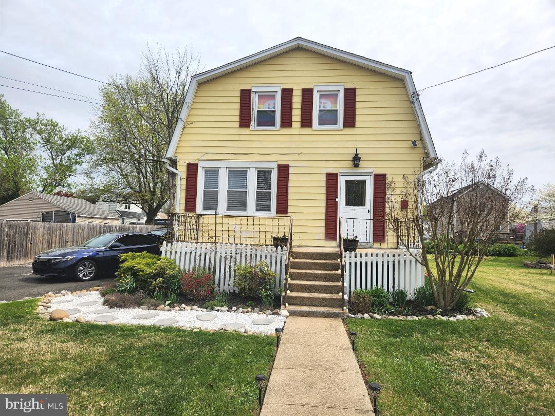 If you're looking for a beautiful home to rent, look no further. This immaculate home comes equipped with three nice size bedrooms and two full baths. There is a beautiful sunroom/office or possible bedroom for the extended family needs. This is a perfect home for a family with children. It boasts a huge fenced in yard for children and your furry friends. You will be the host of the town for all your family get togethers.